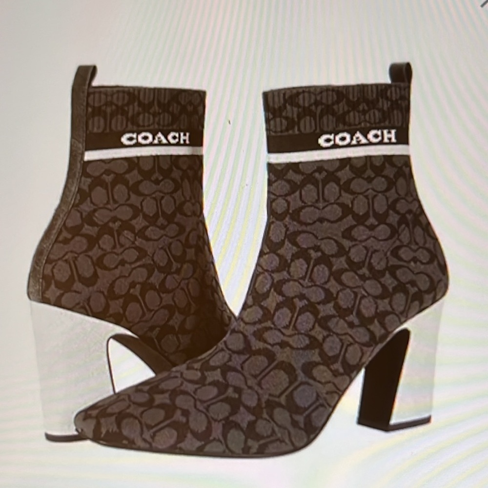 Coach - New in box Size 9